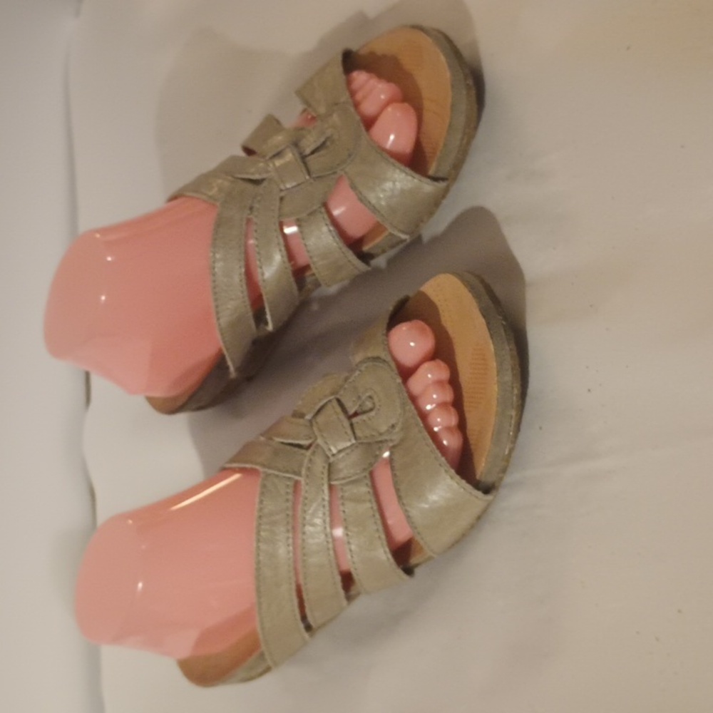 Women's Bare Traps tan leather slip on sandal shoes sz 10